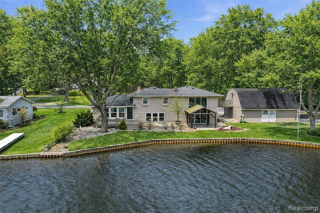 5370 Edgelake Drive, Pinckney